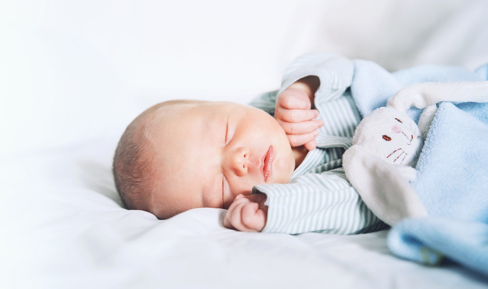 Почему младенцы улыбаются во сне? Причины, объяснения и исследования