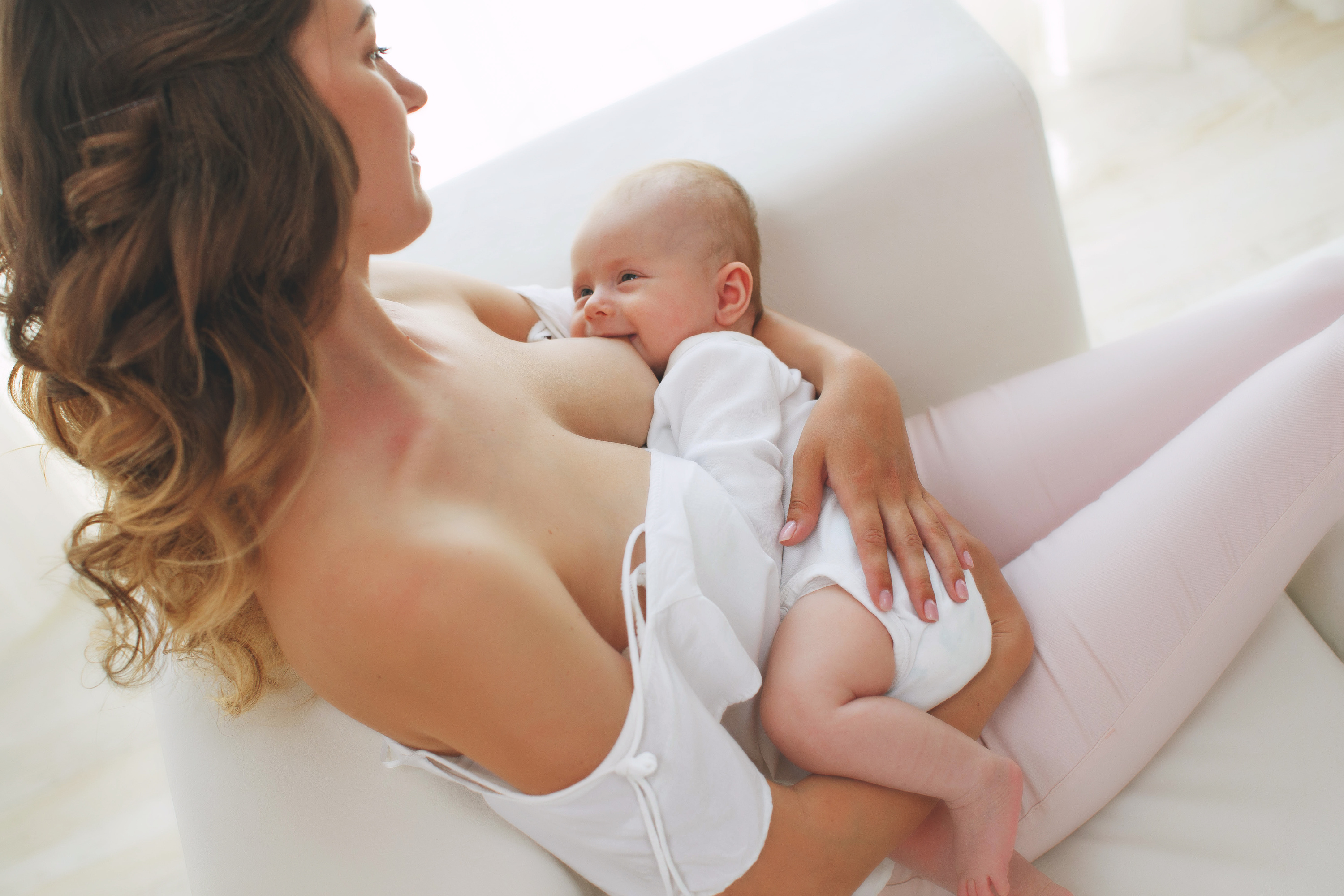 Позы для кормления малыша грудью